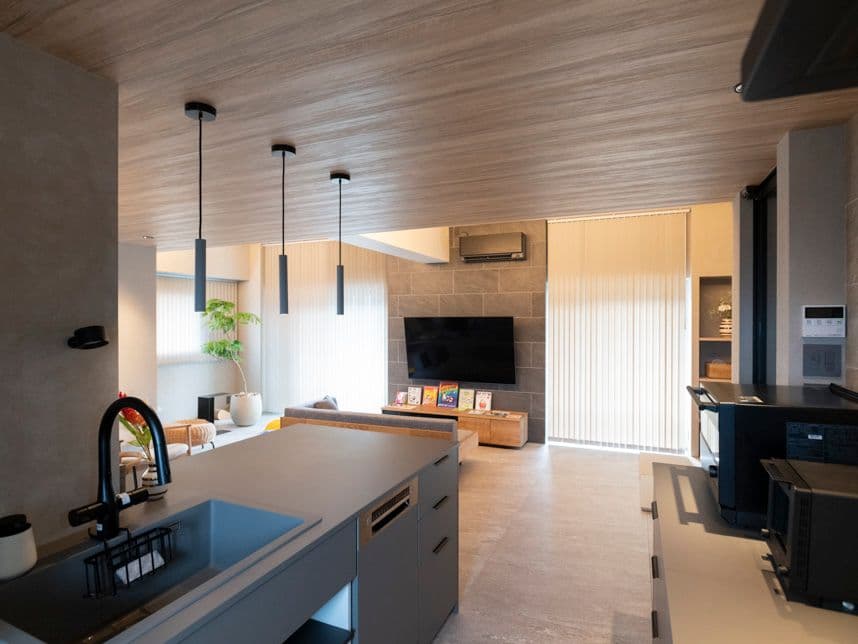 中古マンションのリノベーション後のキッチンから見たリビング