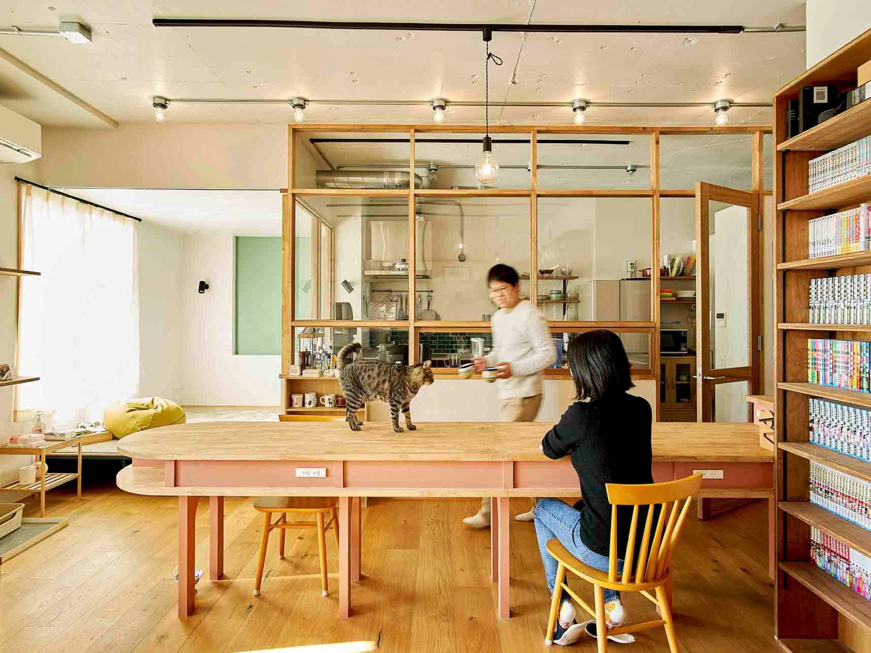 中古マンションのリノベーション後のカウンターにいる家族