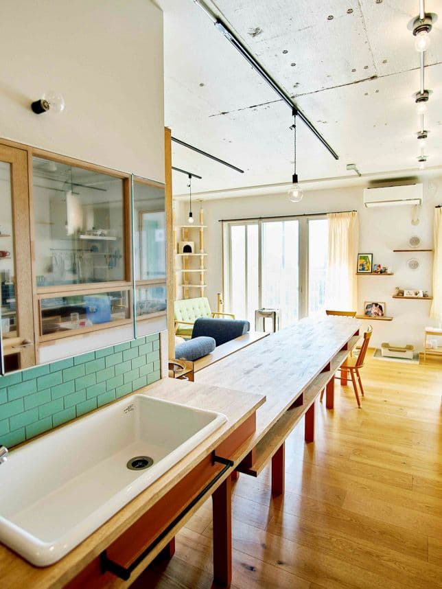 中古マンションのリノベーション後の洗面台から続くカウンター