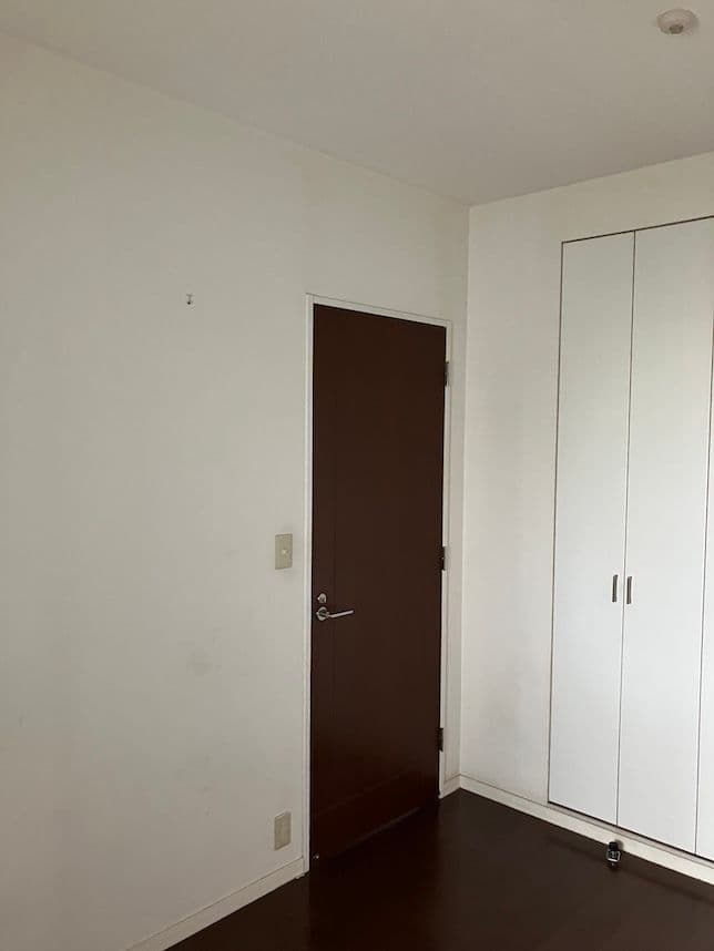 中古マンションのリノベーション前の洋室のドア