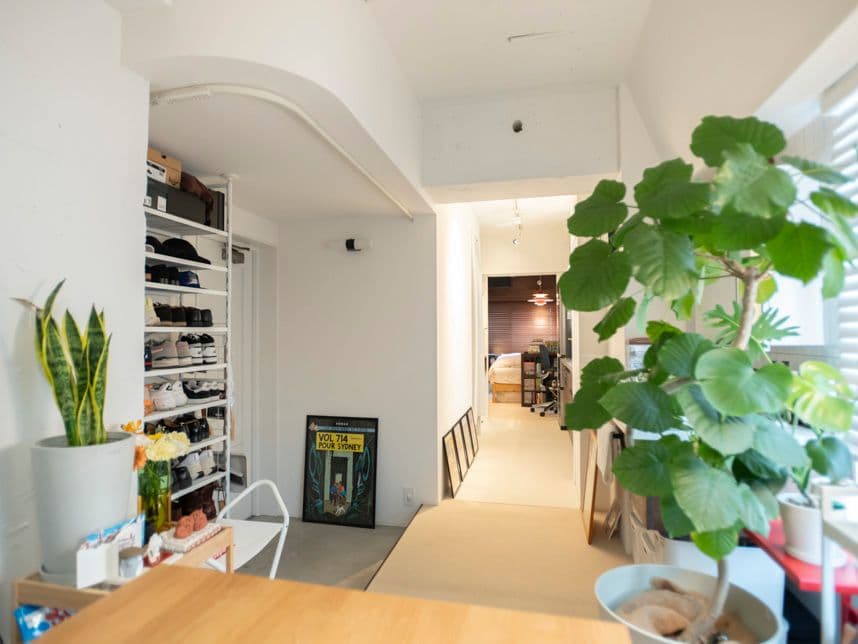 中古マンションのリノベーション後のリビングから見た玄関と寝室