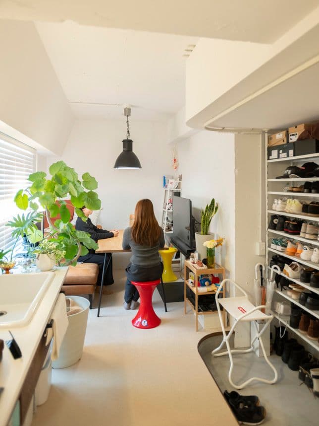 中古マンションのリノベーション後のダイニングにいる夫婦