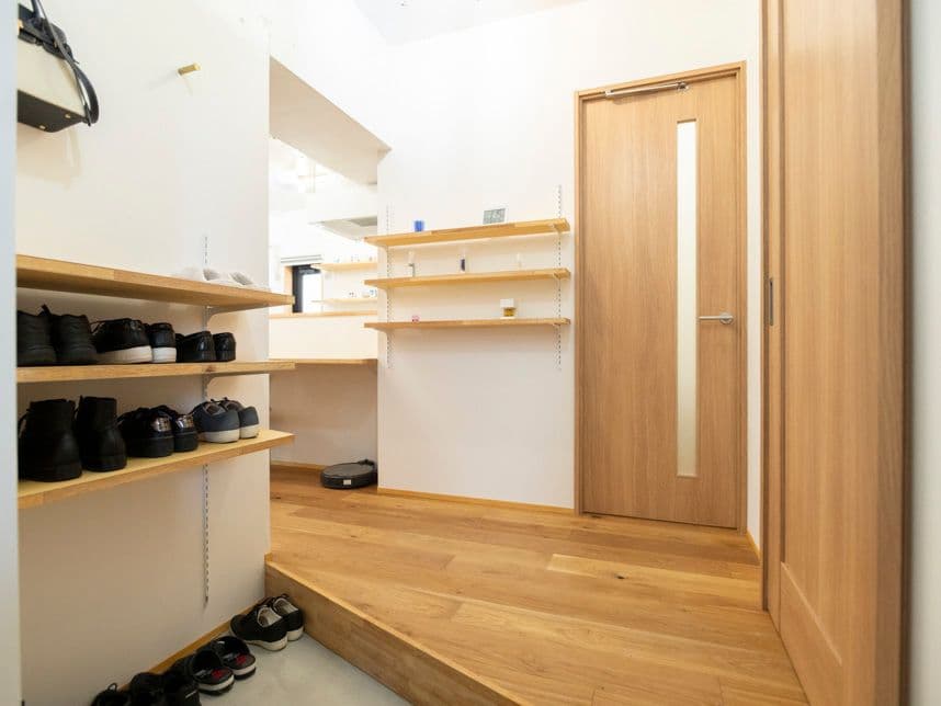 中古マンションのリノベーション後の玄関から見た通路