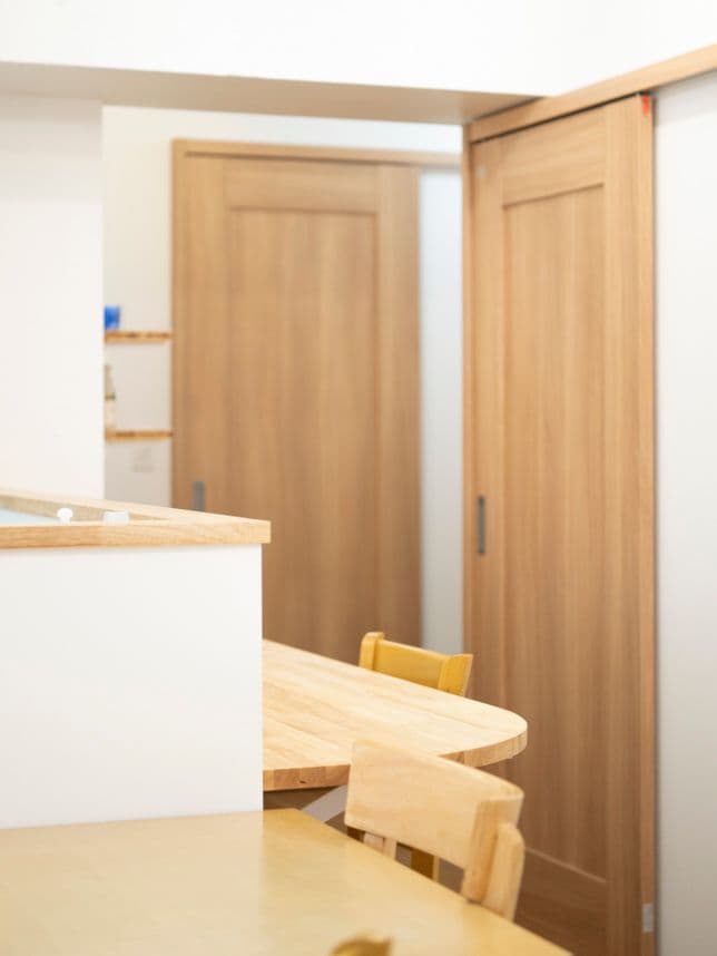 中古マンションのリノベーション後のダイニングから見た通路