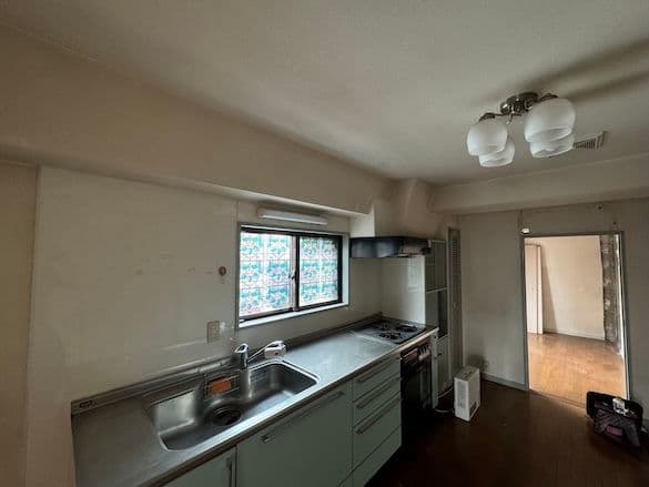 中古マンションのリノベーション前のキッチン